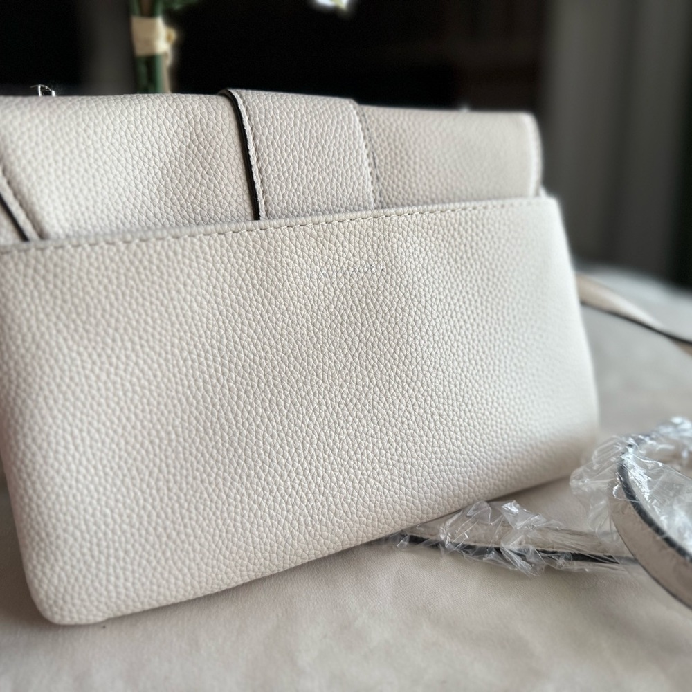 🔥 Fire Sale 🔥
NWT Tahari Cream Crossbody Bag with Silver Chain Strap - Picture 11 of 12